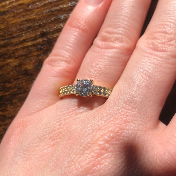 BOGO NWOT Costume jewelry ring, size 8 - Picture 1 of 3